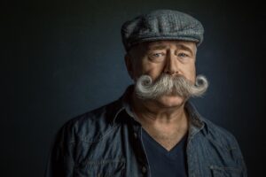 つむじ薄毛をカバーして若く見られる髪型は？