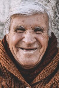 つむじの薄毛と白髪を活かす髪型は短髪とどっちがいい？評判を比較してみた！